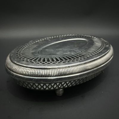 une assiette en argent antique avec un motif décoratif