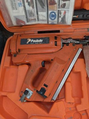 une trousse orange contenant une agrafeuse et des agrafes