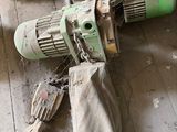 une machine posée par terre à côté d'un sac