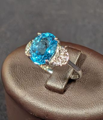 une image représentant une bague sertie d'une topaze bleue entourée de diamants blancs