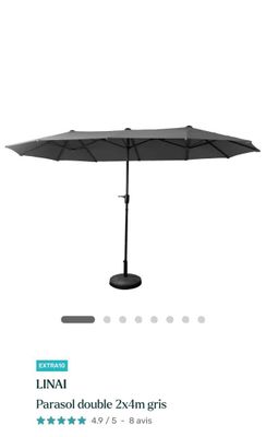 le parasol est ouvert et prêt à être utilisé sur la terrasse