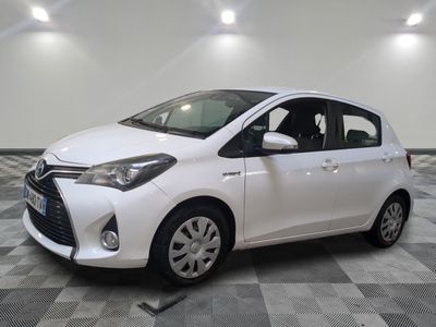 la toyota yaris blanche est garée sur un carrelage à carreaux