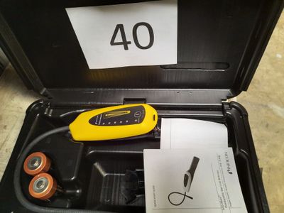 un outil jaune dans un étui noir portant le numéro 40