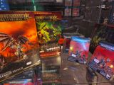 de nombreux jeux vidéo exposés dans une vitrine