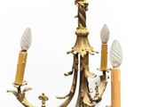 une image représentant un lustre avec trois bougies et une croix au sommet