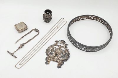 beaucoup d'objets en argent posés sur une table