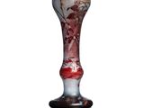 un vase en verre avec un motif rouge et blanc