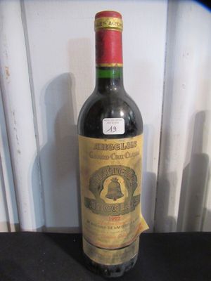 une bouteille de vin posée sur une table