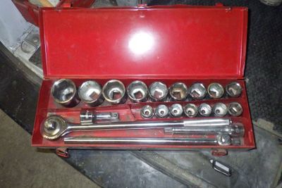 une boîte à outils rouge contenant un ensemble d'outils