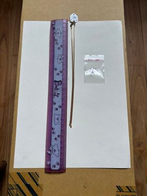 une feuille de papier et une règle posées sur une table