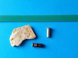 une image représentant un morceau de plastique et une vis sur un fond bleu