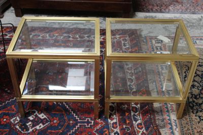 deux tables à plateau en verre posées sur un tapis dans un salon