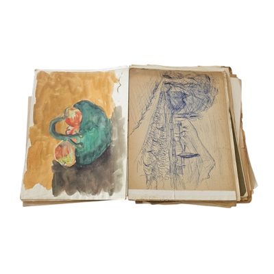 deux livres ornés de dessins, posés sur une surface blanche