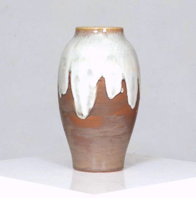 KERAMIS. Vase ovoïde en grès brun et coulures blanches.