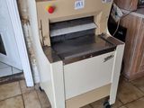 une machine posée sur le sol de la cuisine