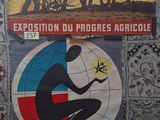 des affiches sur le mur d'un immeuble représentant une calèche