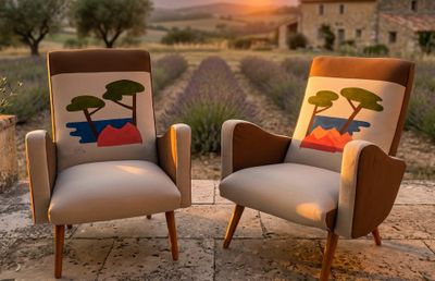deux chaises posées sur une terrasse en pierre, avec le coucher de soleil en arrière-plan