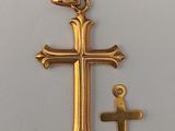 une image représentant une croix et une petite croix sur un fond blanc