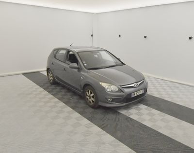 une voiture garée dans une pièce au sol à carreaux