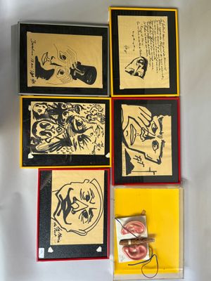 Quatre types d'œuvres d'art différents sont exposés sur un mur