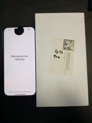 une photo d'un iPhone blanc posé à côté d'une boîte blanche sur une table