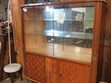 une grande vitrine surmontée d'une lampe