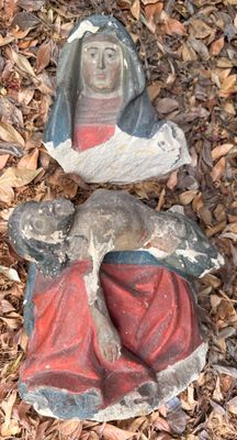 deux statues de Jésus et de Marie posées à même le sol