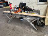 un établi avec des outils dans un garage