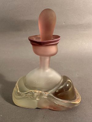 un flacon de parfum en verre muni d'un bouchon en verre