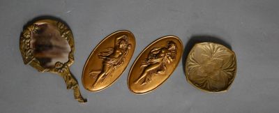 trois cuillères anciennes en laiton et un miroir sur lequel est représentée une dame
