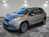 la voiture argentée est garée dans le garage sur un sol en damier