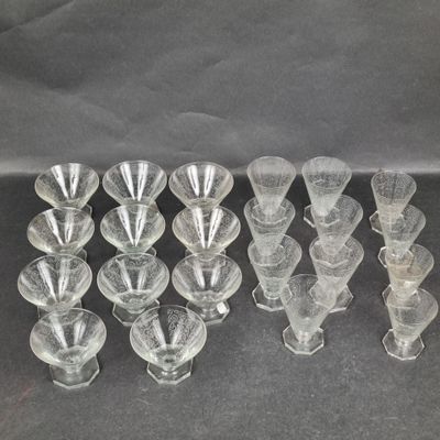 Service de verres en verre gravé de rinceaux, bases octogona…