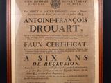 un vieux document encadré de bois sur fond noir