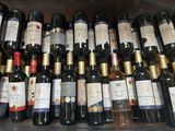 de nombreuses bouteilles de vin posées sur une étagère