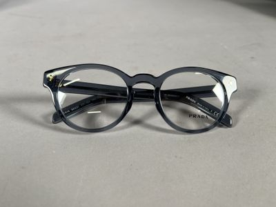 une paire de lunettes posées l'une à côté de l'autre sur une table