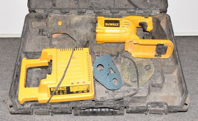 un outil dans une mallette contenant d'autres outils