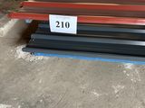 quelques bancs rouges et noirs dans un entrepôt, avec une étiquette de prix dessus