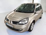 une voiture beige garée dans une pièce blanche au sol blanc