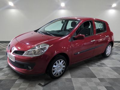 la voiture rouge est garée dans le garage sur le sol en damier