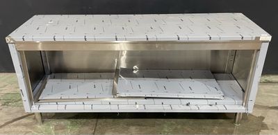 une photo d'une table en acier inoxydable avec une étagère en dessous