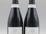 deux bouteilles de vin posées l'une à côté de l'autre sur une table