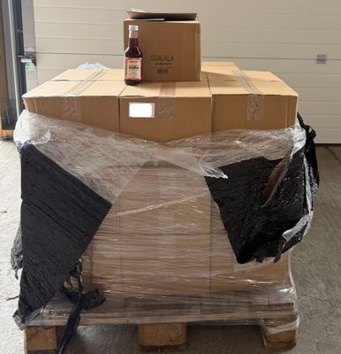 une grande pile de cartons sur une palette dans un entrepôt