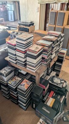 une grande pile de livres posée sur une table dans un salon