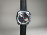un gros plan d'une montre avec un bracelet noir