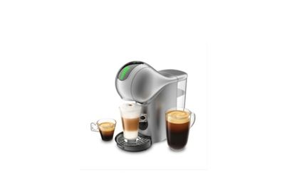 une cafetière en argent, avec deux tasses de café à côté