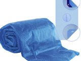 un rouleau de tissu bleu à côté d'un rouleau de tissu bleu