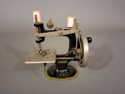 une petite machine à coudre posée sur une table