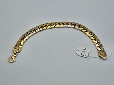 un bracelet en or avec un fermoir sur fond blanc