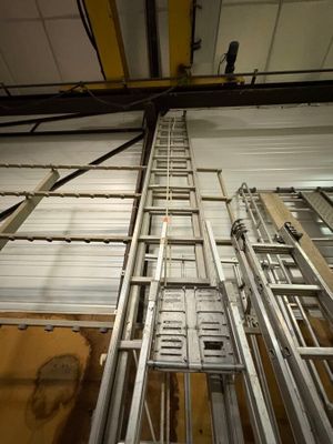 une échelle menant jusqu'au plafond d'un immeuble