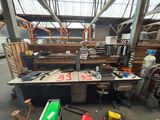 un grand établi sur lequel se trouvent de nombreux outils